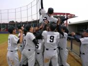 倉野監督を胴上げするナイン